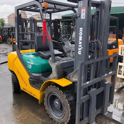 Χρησιμοποιούμενο Komatsu 3ton FD30 πετρελαιοκίνητο ανεμοφόρο με πλάτος πιρούνι 1,6M στη Σαγκάη Ιαπωνία Χρησιμοποιούμενο