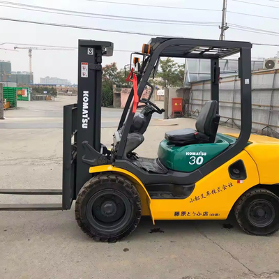 KOMATSU Χρησιμοποιούμενο FD30 FD25 FD50 3 τόνων ανελκυστήρας με κινητήρα ντίζελ PLC Ιαπωνικής κατασκευής 1.5 τόνων 5 τόνων