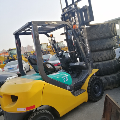 Λογικό Komatsu FD25 FD30 πετρελαιοκίνητο ανεμοφόρο στην Ιαπωνία 2,5 τόνων 3 τόνων με πλευρικό μετατροπέα